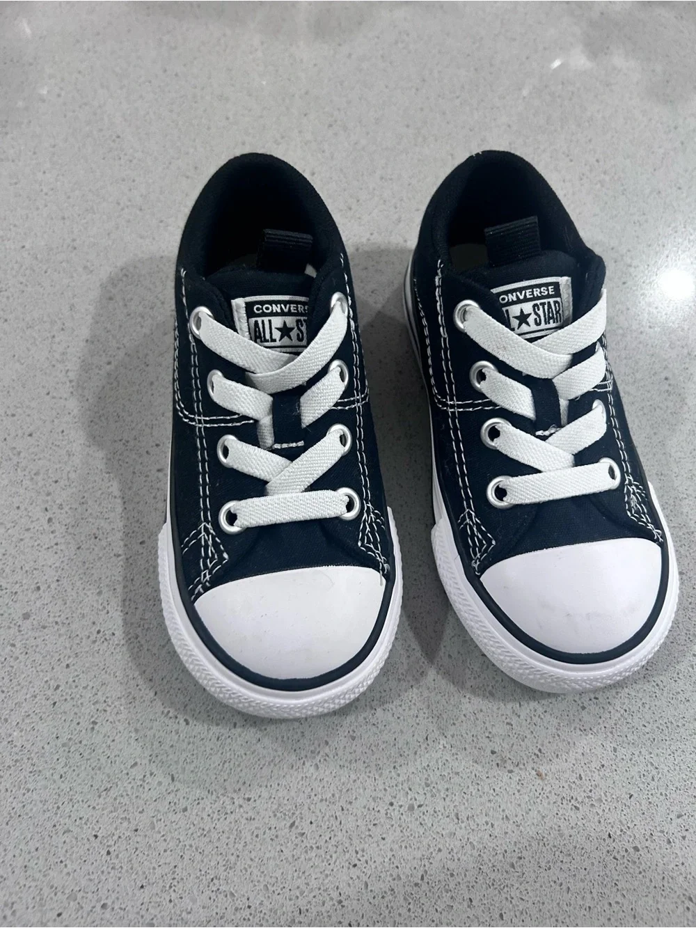 Converse Kids Low Top Sneakers - Black and White Sz 8 EUC